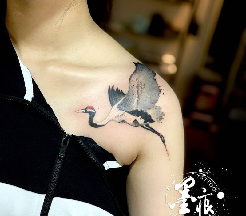 鹤纹身图片_肩部水墨纹身图案