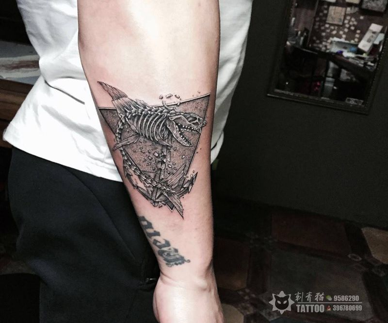 鲨鱼纹身图片_手部手臂点刺几何鲨鱼船锚纹身图案