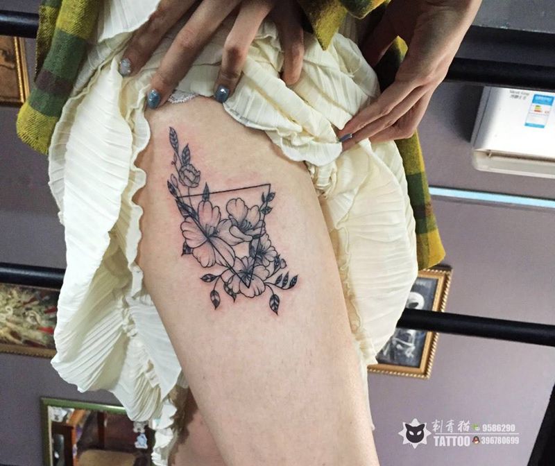 小花纹身图片_腿部几何点刺花纹身图案