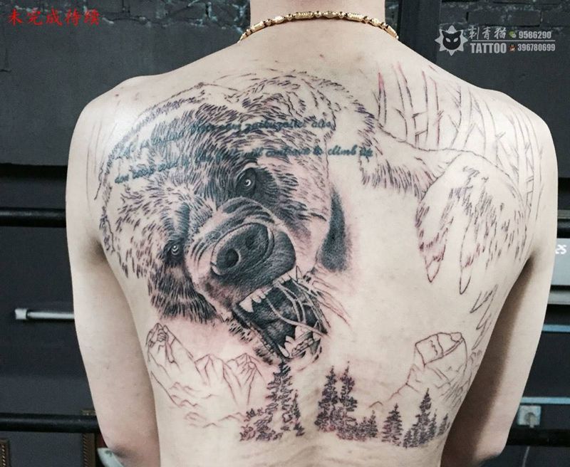 熊纹身图片_背部欧美写实熊纹身图案