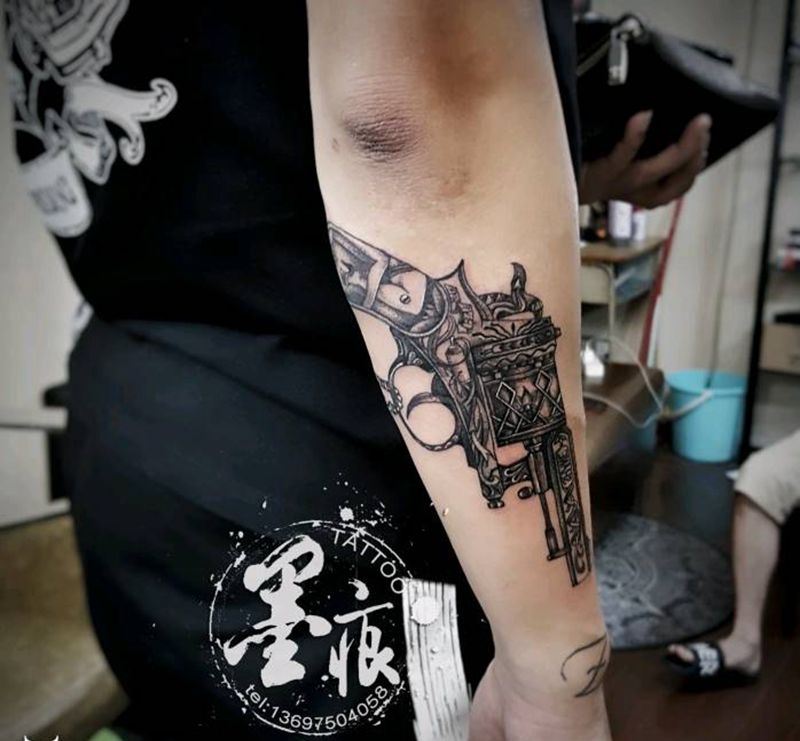 《枪》纹身图片_臀部手臂腿部手部脚部欧美清新写实原创成品纹身图案