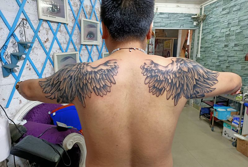 过肩翅膀纹身图片_手臂纹身图案