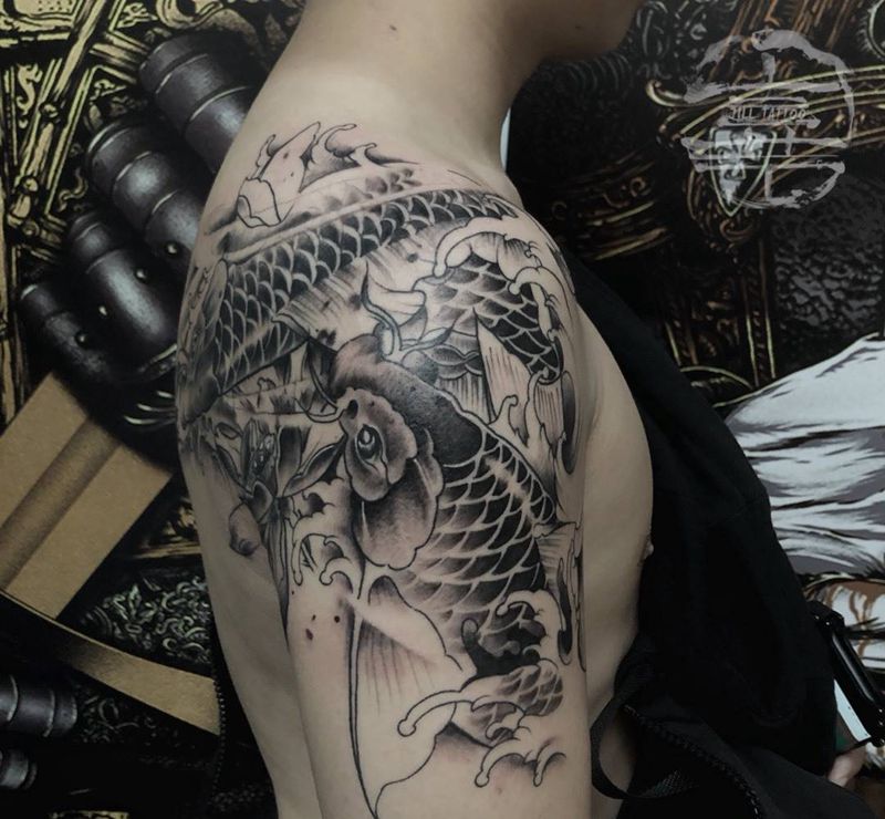 黑灰双鲤鱼纹身图片