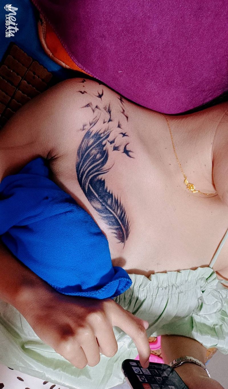 水彩羽毛遮盖纹身图片_胸部纹身图案