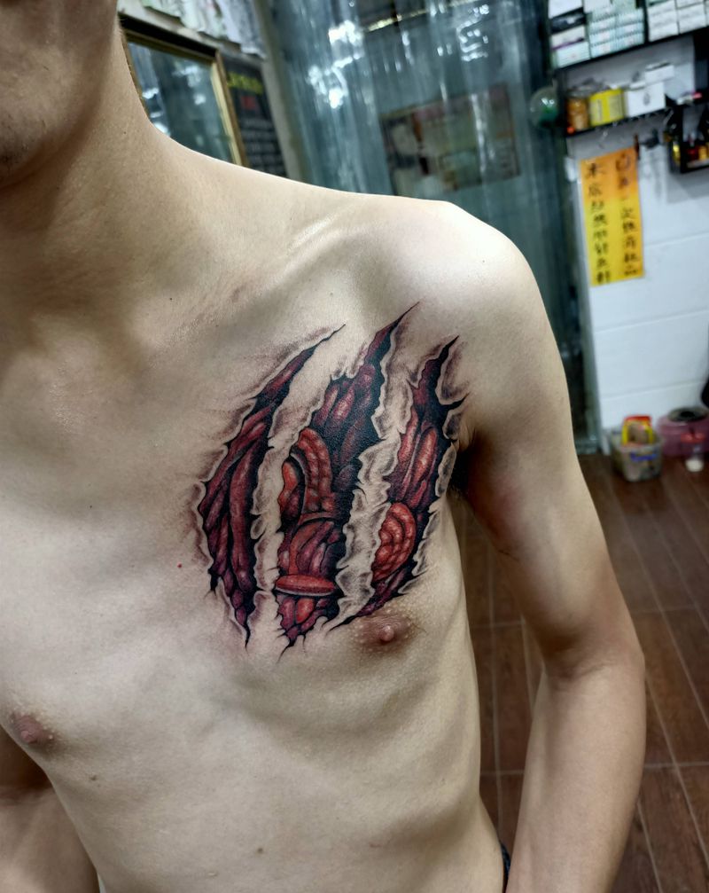 撕裂纹身图片_胸部纹身图案