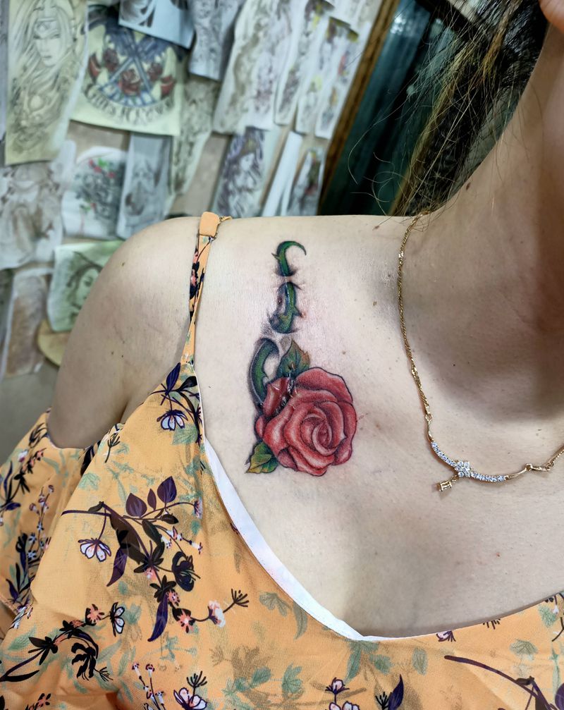 带刺玖瑰纹身图片_胸部纹身图案