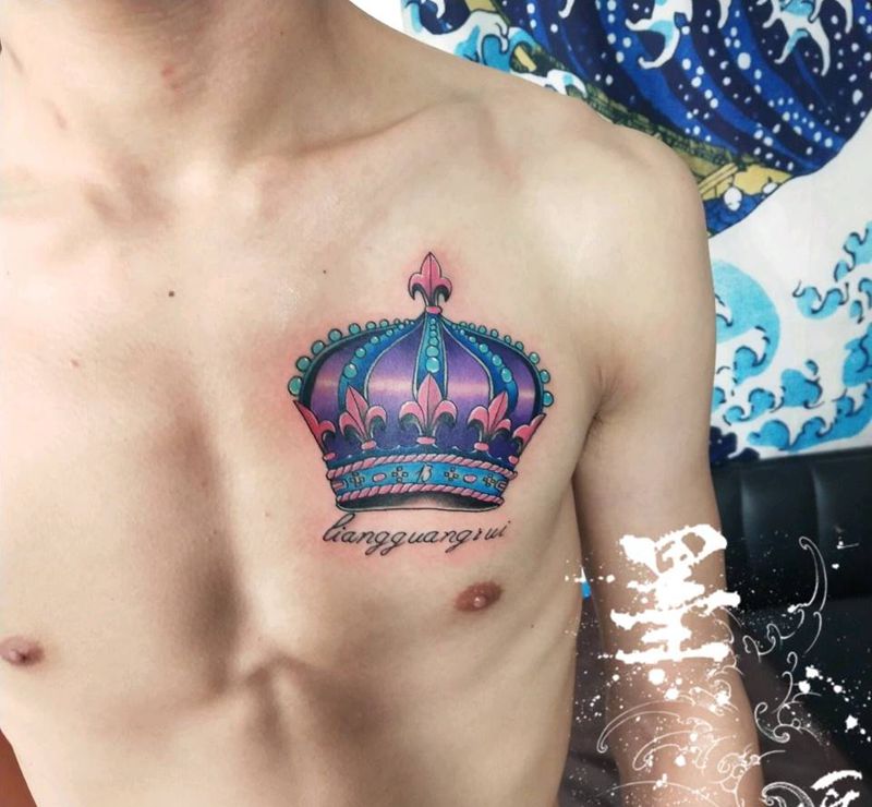 皇冠纹身图片_胸部Old School欧美写实纹身图案