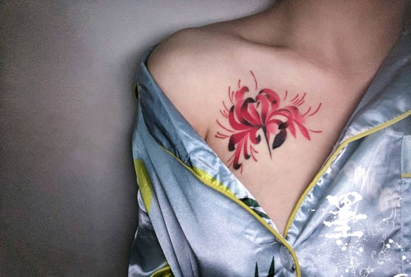 彼岸花。纹身图片_胸部水彩纹身图案