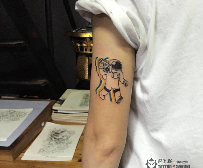 宇航员纹身图片_手部手臂New School水彩宇航员简约纹身图案