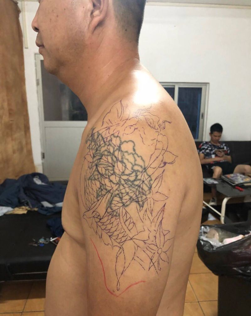 鲤鱼纹身遮盖纹身图片
