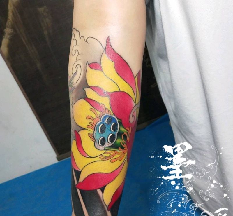 荷花纹身图片_手臂手部新传统纹身图案