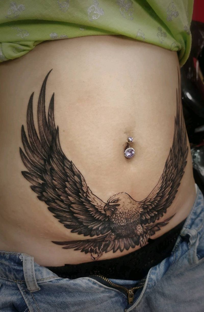 鹰纹身图片_腹部欧美写实鹰纹身图案