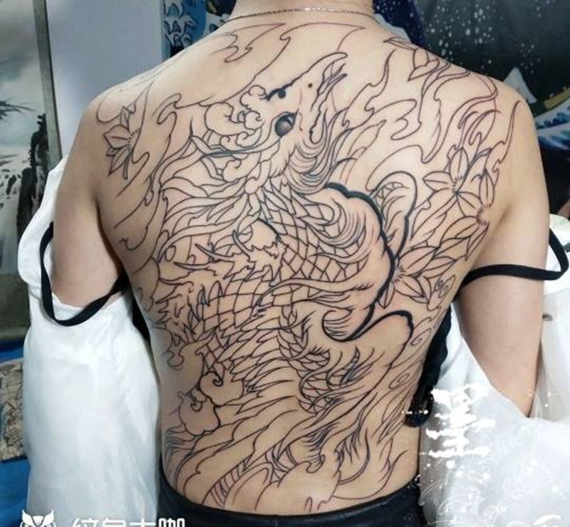 满背线条纹身图片_老传统新传统纹身图案