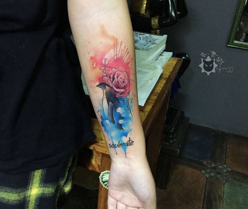 企鹅纹身图片_手部手臂水彩New School企鹅玫瑰小臂纹身图案