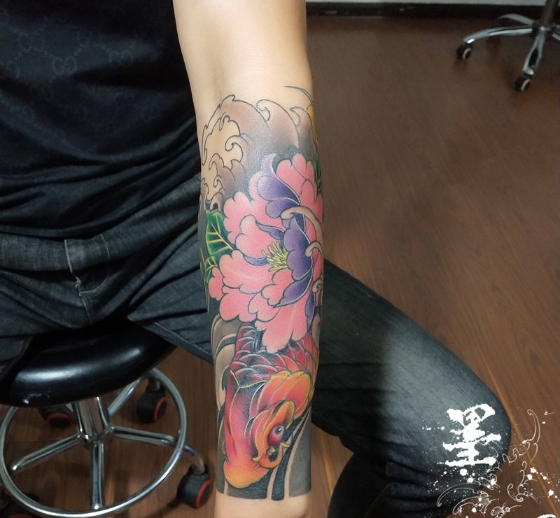 鲤鱼纹身图片_手部手臂新传统纹身图案