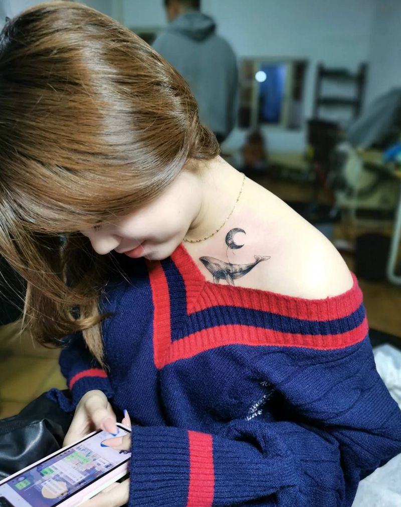 鲸鱼纹身图片_肩部纹身图案