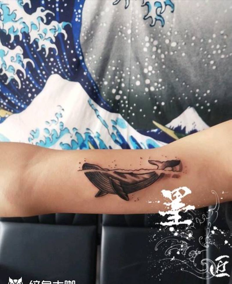 鲸纹身图片_胸部手臂点刺水墨纹身图案