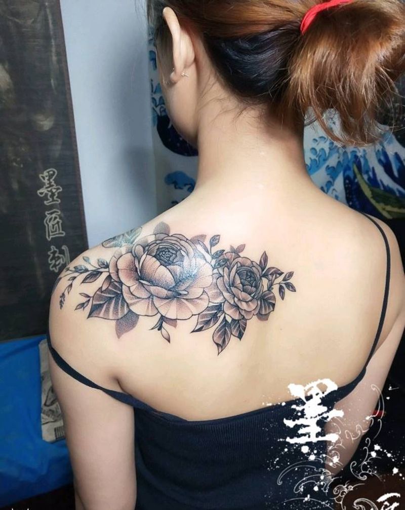 素花纹身图片_肩部几何点刺纹身图案