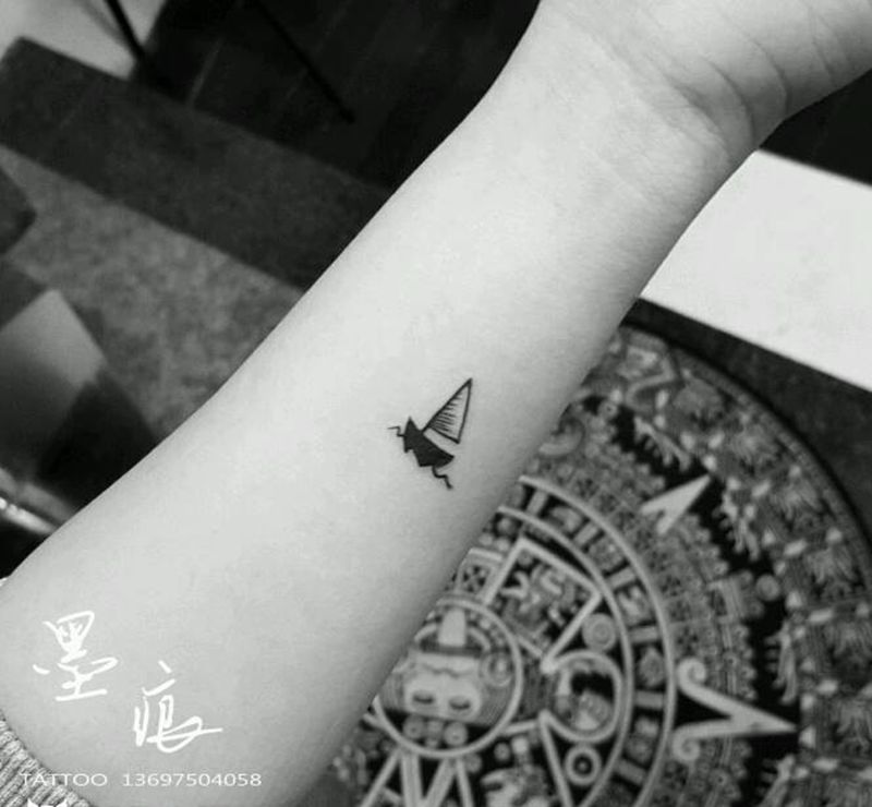 小帆船纹身图片_手部清新几何成品纹身图案
