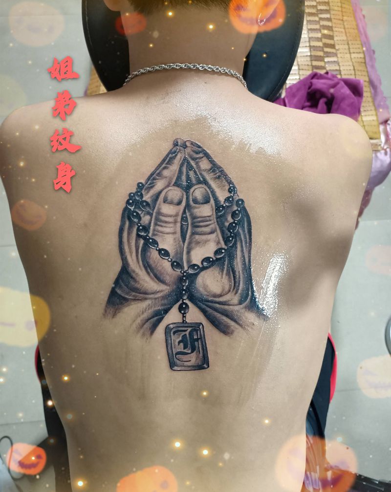 祈祷之手纹身图片_背部纹身图案