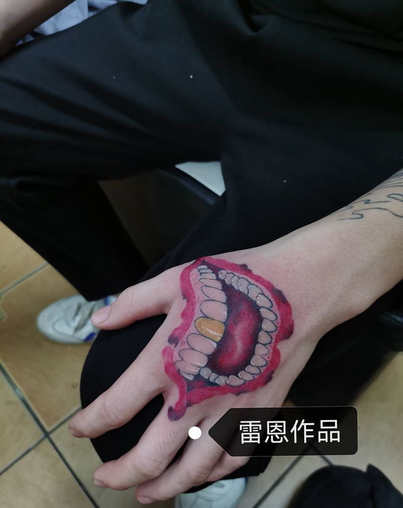小丑的嘴纹身图片_欧美写实纹身图案