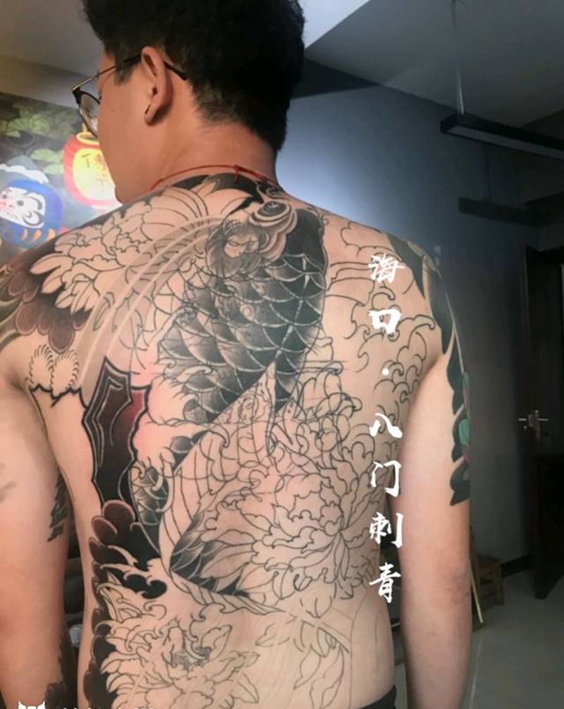 满背鲤鱼遮盖纹身图片_背部纹身图案