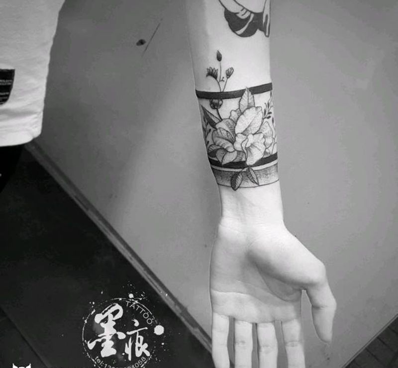 臂环花纹身图片_手部手臂点刺几何纹身图案