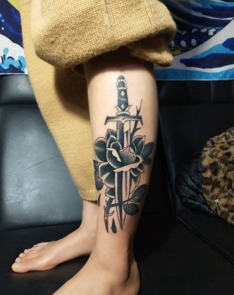 玫瑰匕首。纹身图片_脚部腿部Old School欧美写实纹身图案