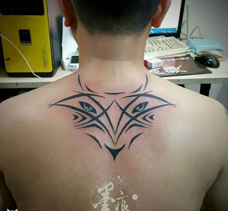 眼纹身图片_颈部肩部背部几何纹身图案