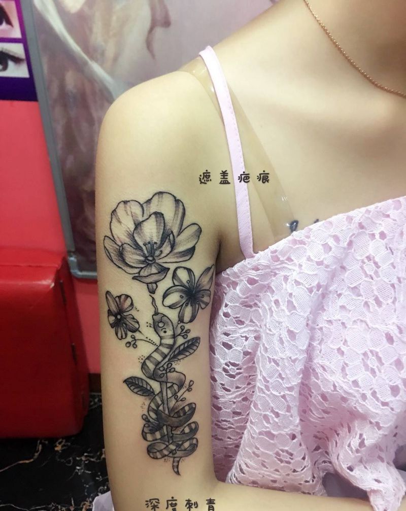 鲜花与蛇纹身图片