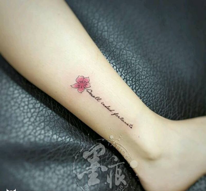 脚踝小花纹身图片_腿部脚部清新植物纹身图案