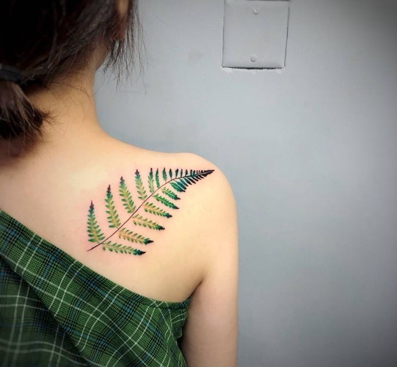 彩色叶子纹身图片