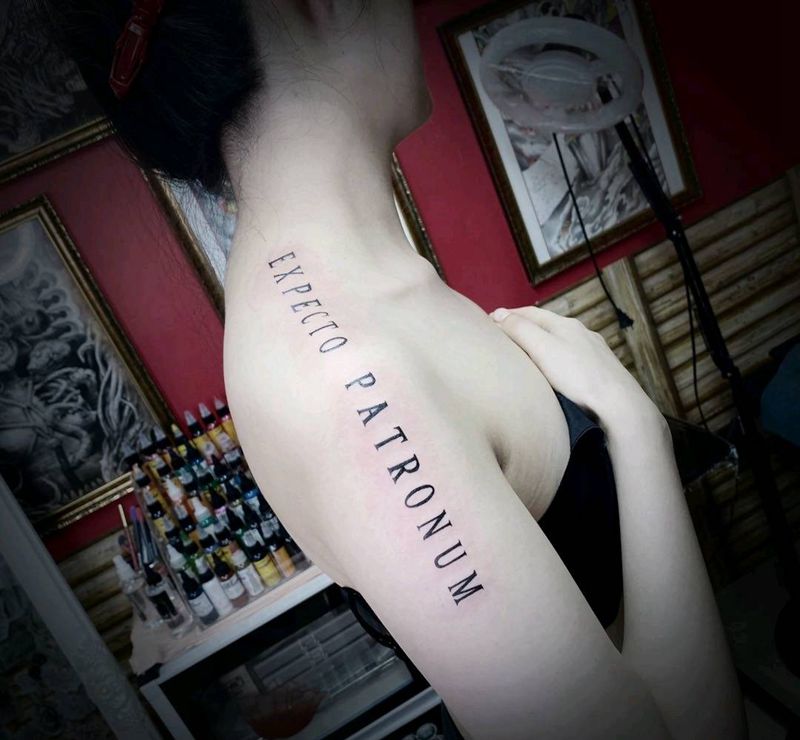 字母纹身图片_肩部花体字纹身图案