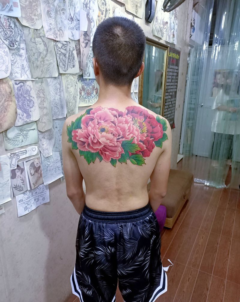 花样少年纹身图片_背部纹身图案