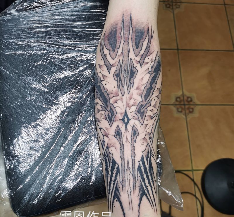 暗黑风格纹身图片_手部花体字纹身图案