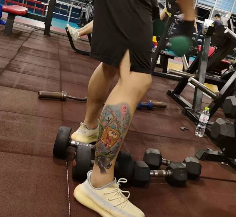 海绵宝宝纹身图片_脚部水彩纹身图案