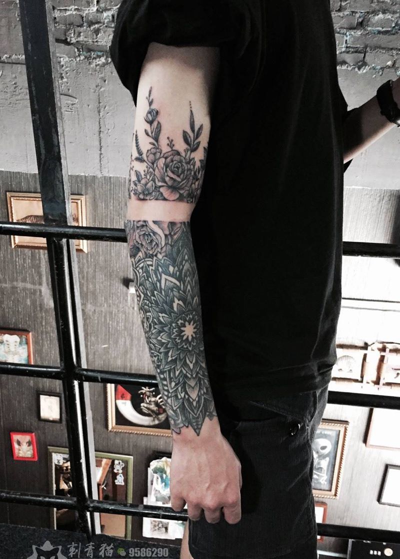 小丑曼陀罗花.玫瑰纹身图片_成品手臂手部欧美清新几何植物点刺点线玫瑰纹身图案