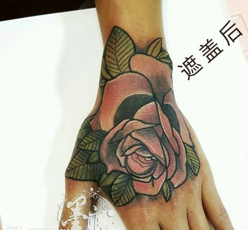 手背玫瑰纹身图片_手部植物成品纹身图案