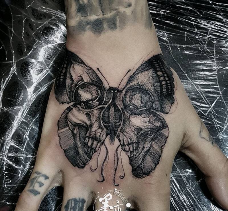 鬼面蝶纹身图片_手部欧美清新几何动物原创成品纹身图案