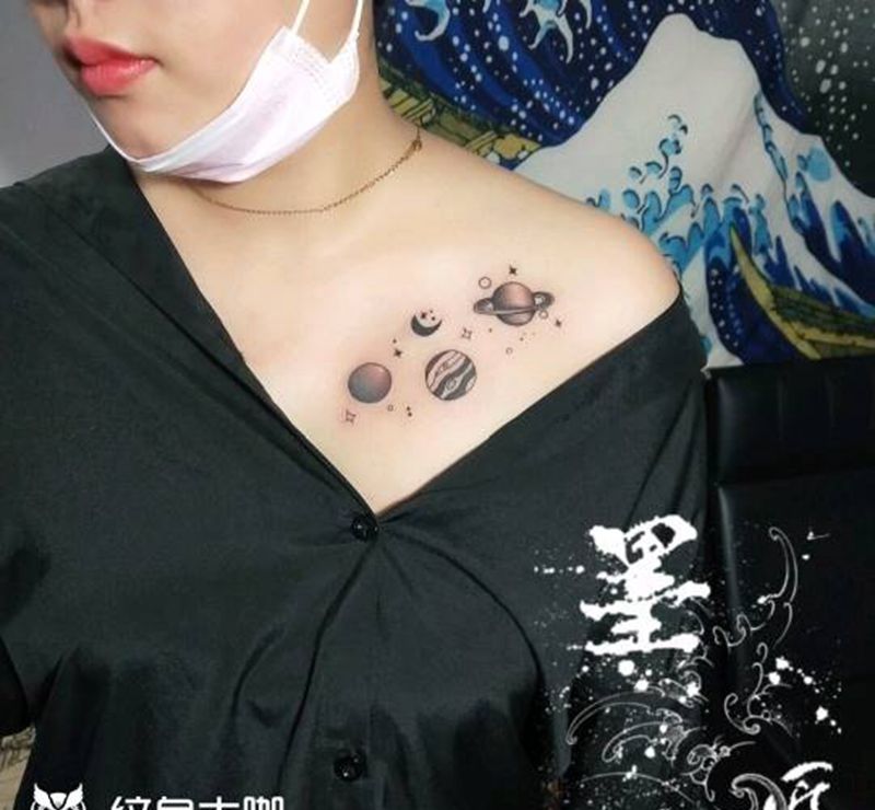 星空纹身图片_胸部纹身图案