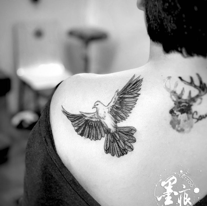 《鸽子》纹身图片_肩部背部几何点刺纹身图案