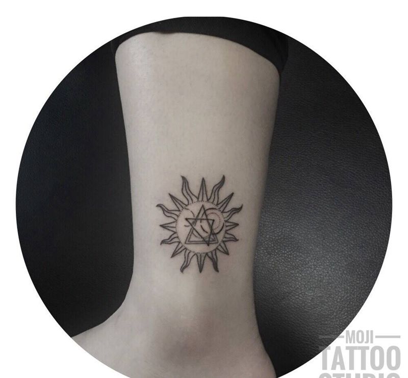 线条太阳纹身图片