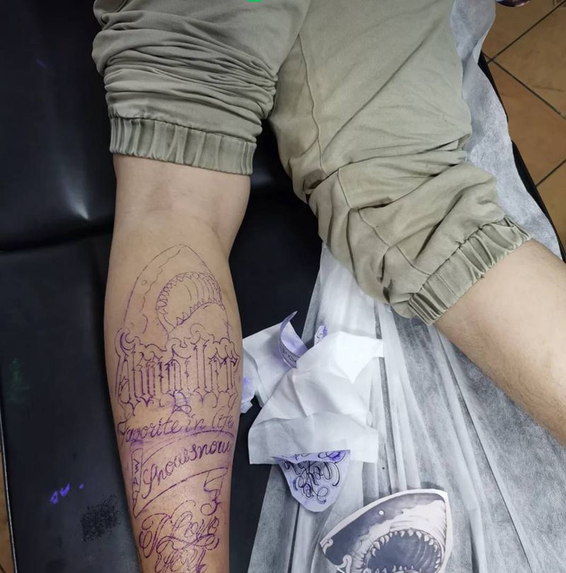 鲨鱼纹身图片_腿部欧美写实纹身图案