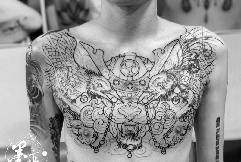 《霸气.花胸》纹身图片_胸部欧美写实新传统纹身图案