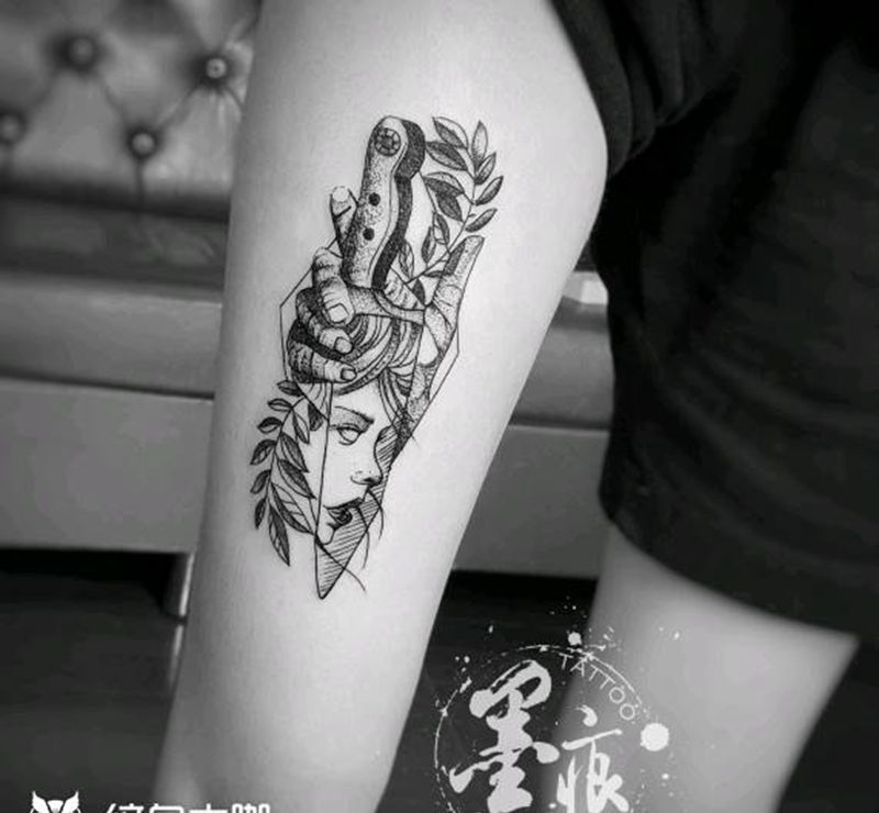 个性几何甩点纹身图片_腿部几何点刺纹身图案