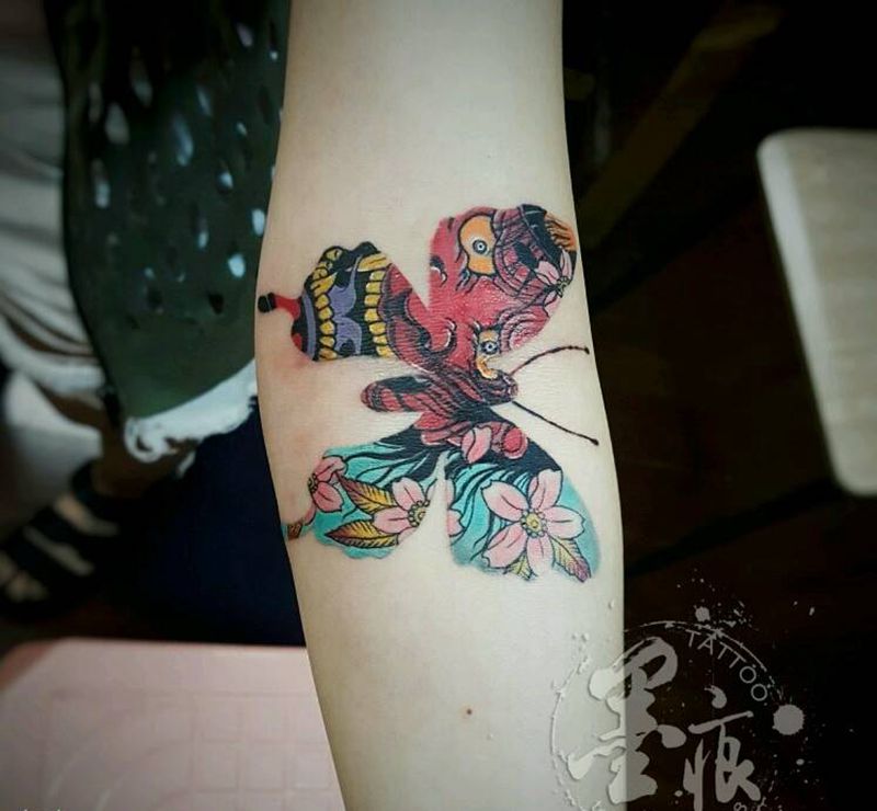 一只很厉害的蝴蝶纹身图片_手部欧美传统习俗清新几何字符人物鬼神成品纹身图案