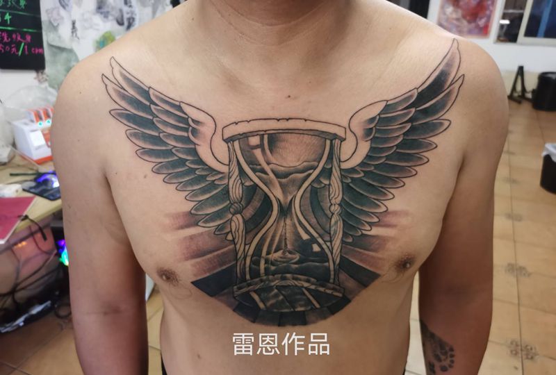 漏沙时间翅膀纹身图片_胸部欧美写实纹身图案