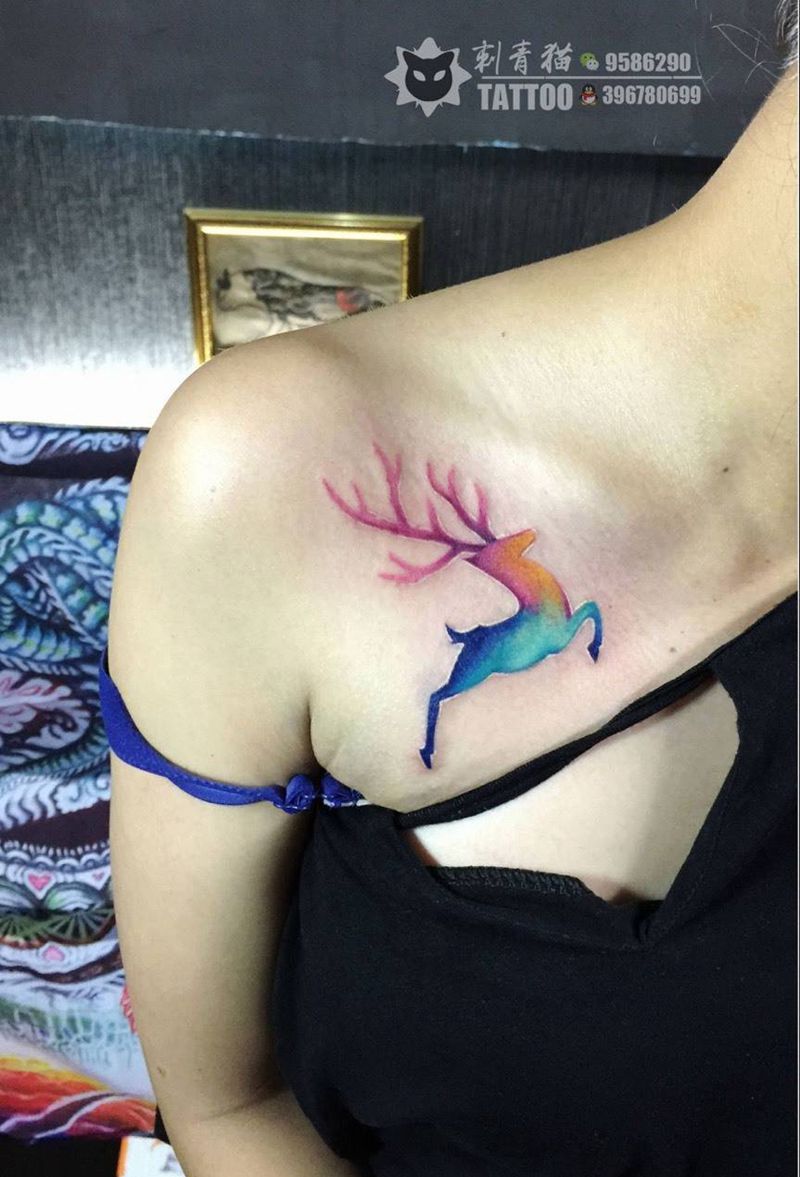 鹿纹身图片_成品肩部胸部欧美清新动物水彩麋鹿纹身图案
