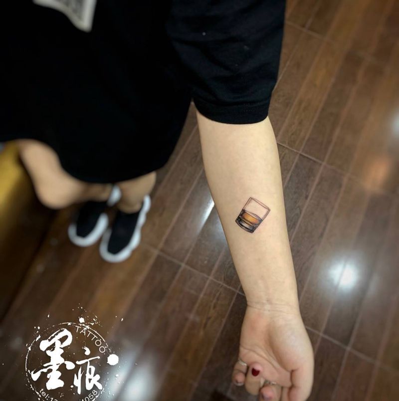 《一杯.酒》纹身图片_手部欧美写实纹身图案
