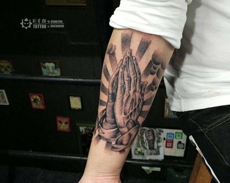祈祷感恩纹身图片_手部手臂欧美写实点刺手感恩祈祷纹身图案
